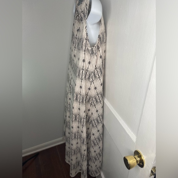 CARMEN MARC VALVO Black and Cream Patterned Dress. - Picture 8 of 9